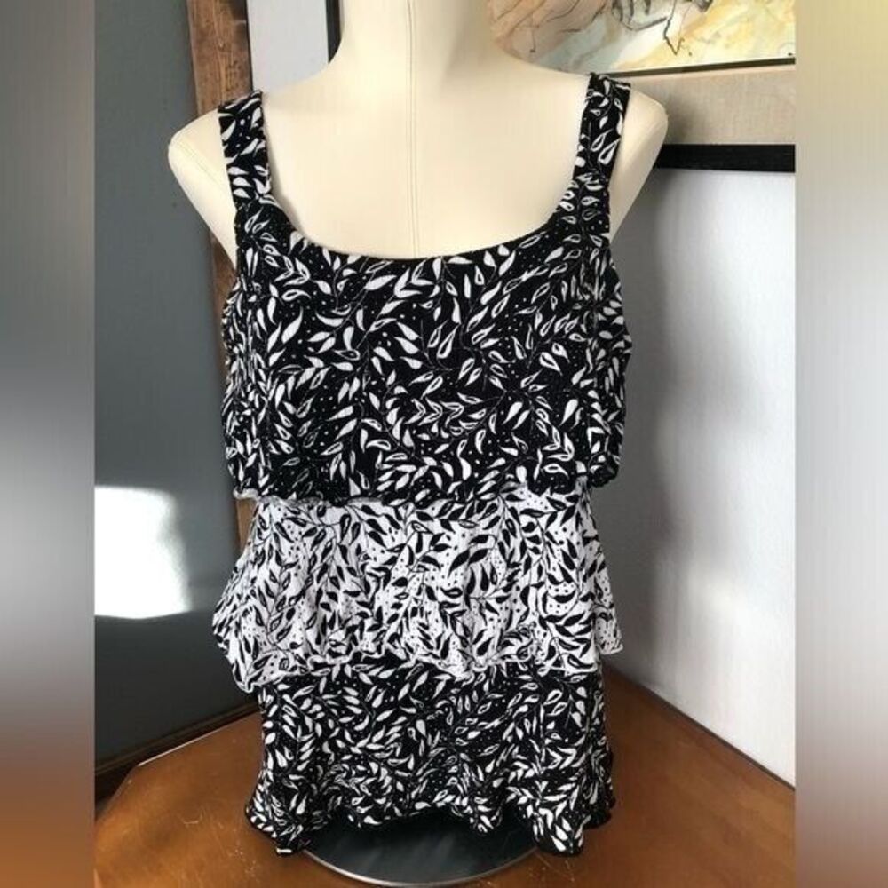 dressbarn Black and White Tiered Leaf Print Sleeveless Blouse